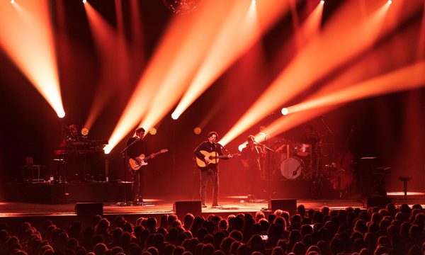 Jack Savoretti and crowd