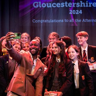 2024 FameLab Academy UK Finalists take a selfie with one of the judges