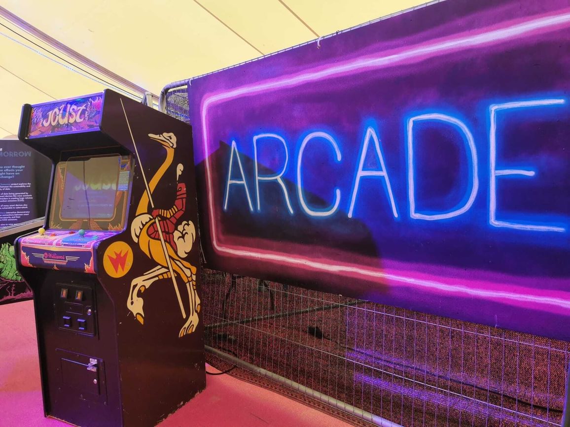 Arcade sign and game